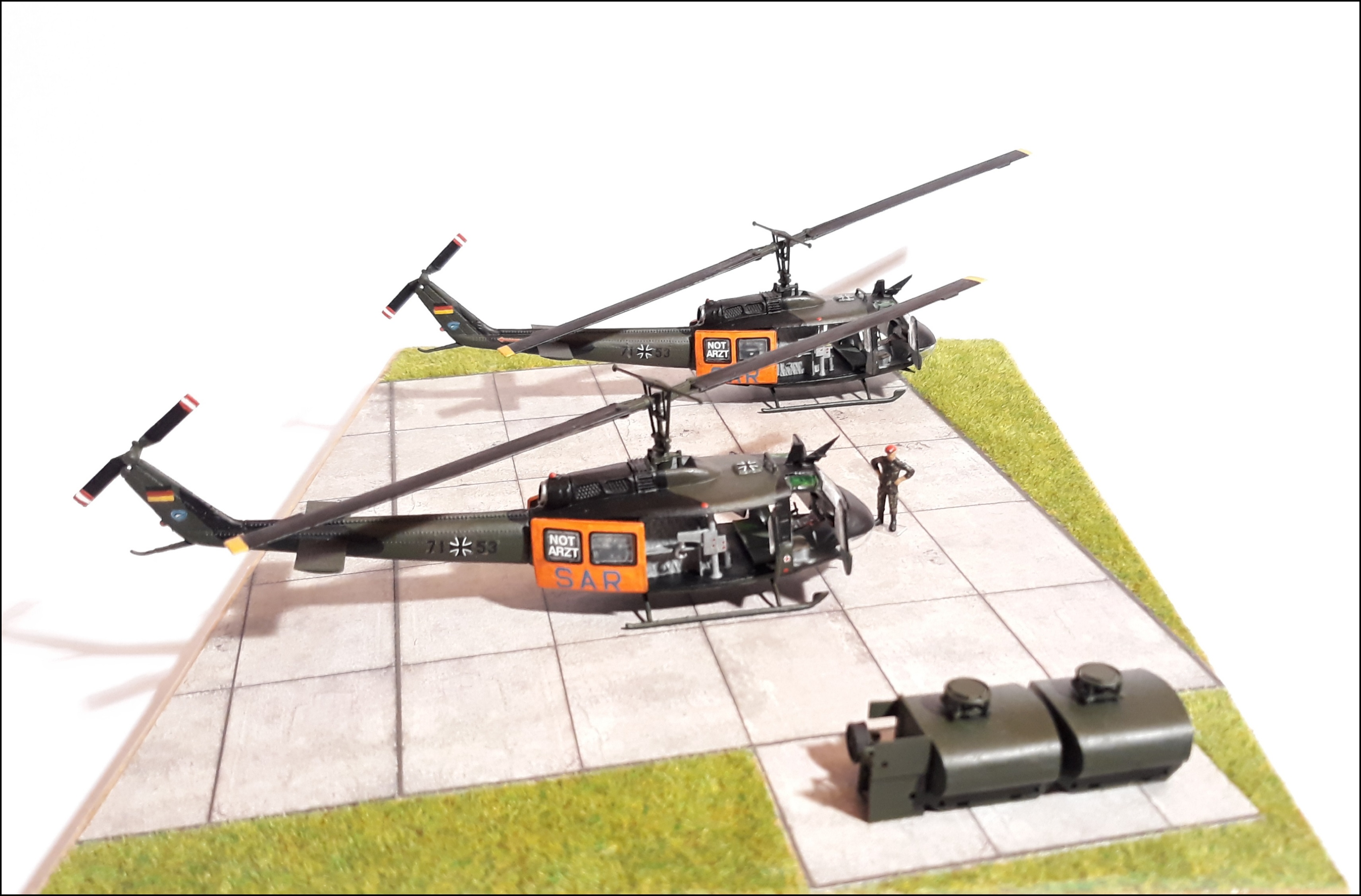 Bell UH-1D mit Diorama.jpg